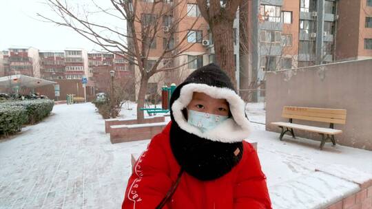 冬天玩雪的中国女孩形象