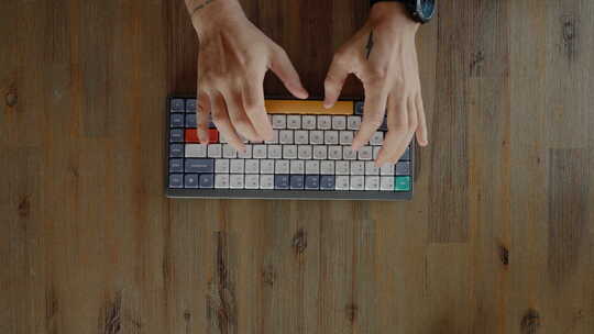 在木桌上使用复古风格的键盘