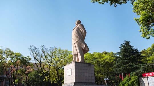 东方红广场毛主席雕像
