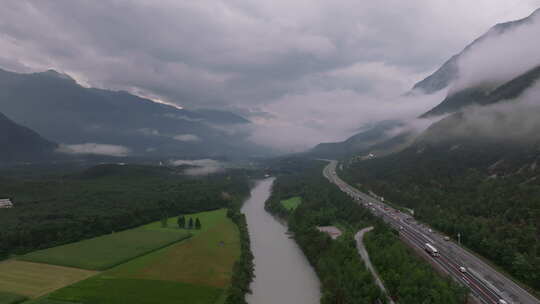 无人机飞越迷雾山谷路