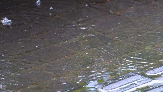 城市马路道路下雨天雨水雨滴大自然风景风光