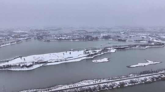 航拍北湖湿地公园雪景湖泊古建筑江南下雪