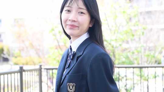 屋外笑可人女子学生