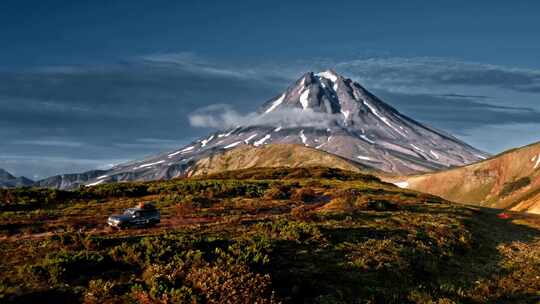 吉普车驶离火山天线