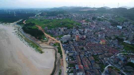 航拍平潭岛礁石上的石头厝与渔港沙滩北港村