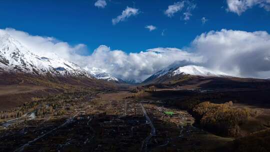 新疆阿勒泰禾木古村落雪山秋色航拍