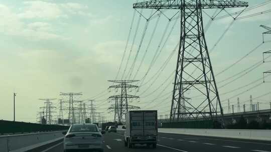 道路两侧的高压线公路电塔中国电力电网铁塔