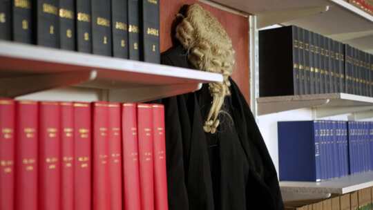 法院法庭法官法律审判法锤宣判正义法院违法