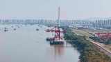 江边大桥港口货轮航行吊机延时高清在线视频素材下载