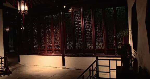 中式古建筑夜间门窗特写