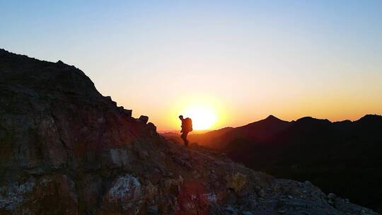 登山素材攀登顶峰旅行者逆光人物爬山背影