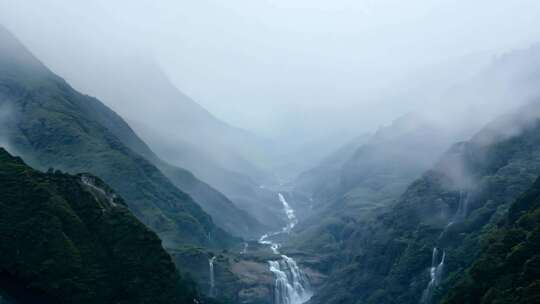 云雾萦绕 高山流水 峰峦叠嶂 天地交辉