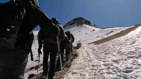 登山者雪山徒步前行