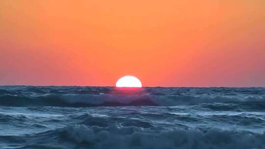 海上日出海浪