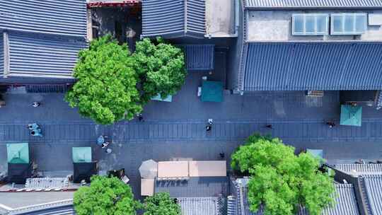 俯瞰古城古镇步行街游客横移