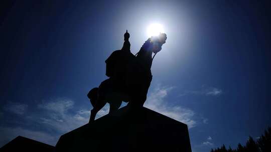英雄岳飞雕像延时骑马逐格