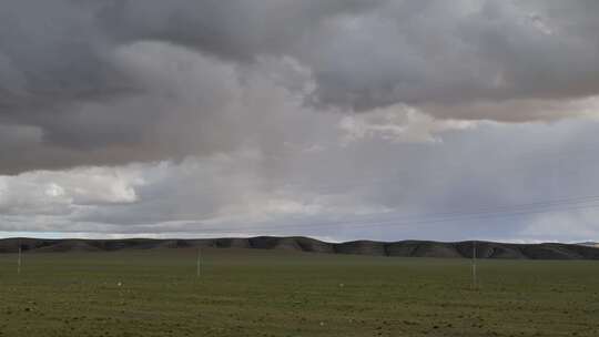 草原乌云密布的自然景观