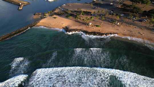 海浪在夏威夷瓦胡岛的沙滩上飞溅。空中拍摄