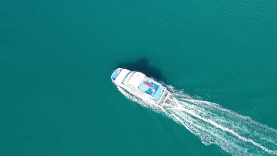 青海海南青海湖碧水船只航拍视频