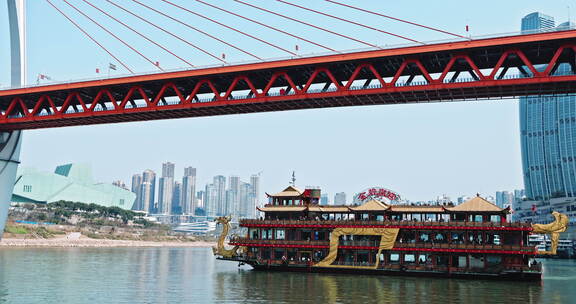 中国重庆市高楼和东水门大桥城市风光