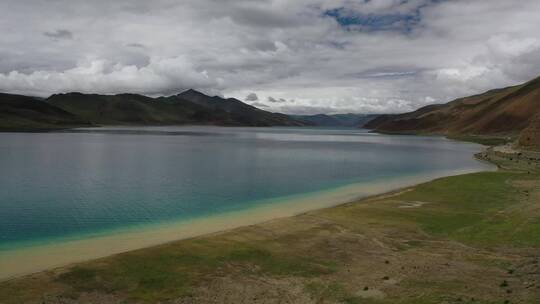 航拍西藏山南浪卡子县羊卓雍错湖泊自然风光