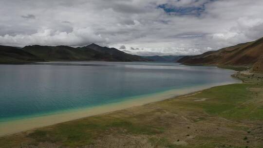 航拍西藏山南浪卡子县羊卓雍错湖泊自然风光视频素材模板下载