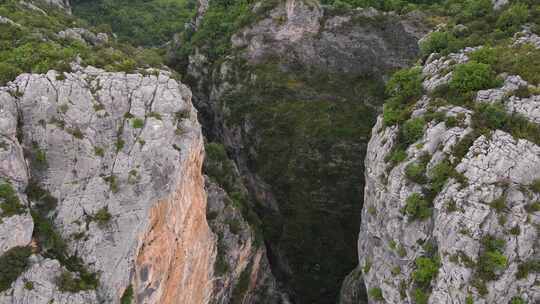 鸟瞰Portitsa峡谷，展现其自然美景