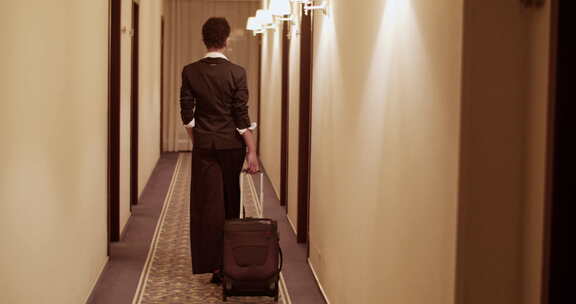 优雅的女人走在酒店走廊