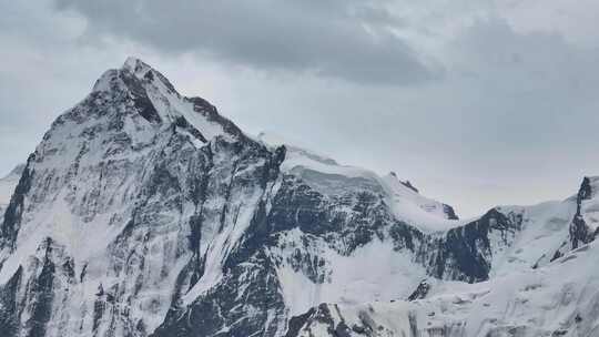 夏塔景区木札特峰昭苏伊犁雪山林场