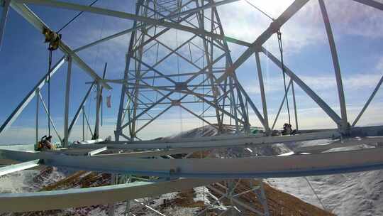 4K西藏5200米雪山电力铁塔组立横担吊装04