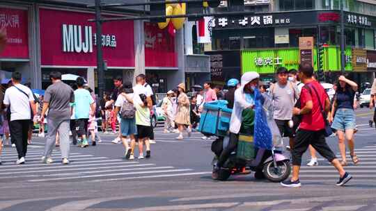 城市夏天暑假酷暑高温炎热街道人群人流汽车