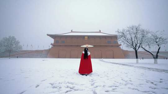 雪后在西安大明宫古建筑前进的汉服美女