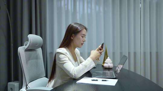 女性创业者办公室使用手机