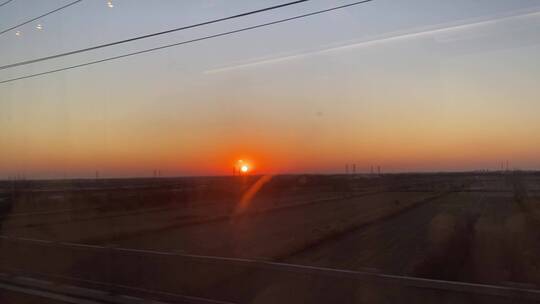 飞驰的高铁列车窗外夕阳晚霞余晖