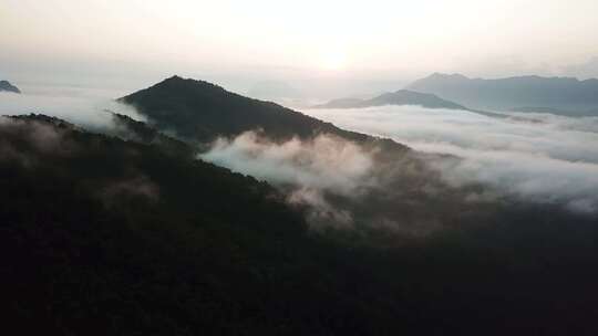 老挝乡村空中未被触及的自然美景。山下山谷的低云