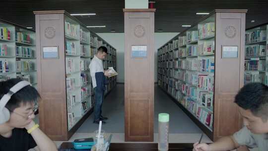 男子图书馆看书学习查阅资料