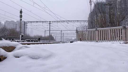 北京下雪中的铁道