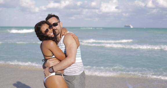 慢动作夫妇在海滩上拥抱
