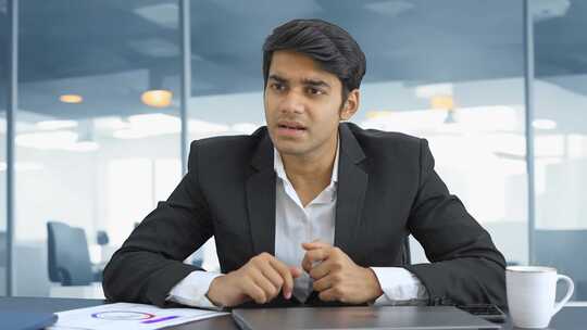 西装男子办公室工作场景