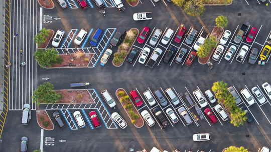 佛罗里达州购物中心前停车场停放的许多汽车
