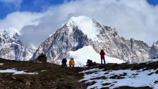 航拍垭口观看贡嘎山区雪山群峰的徒步旅行者