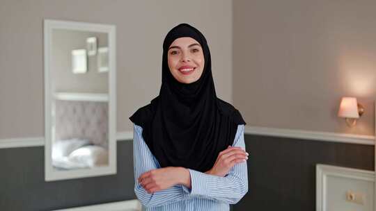 穆斯林女商人在头巾友好凝视在酒店房间中东