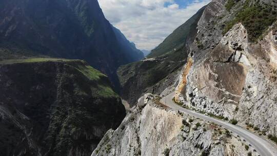 云南虎跳峡金沙江公路交通自然风光