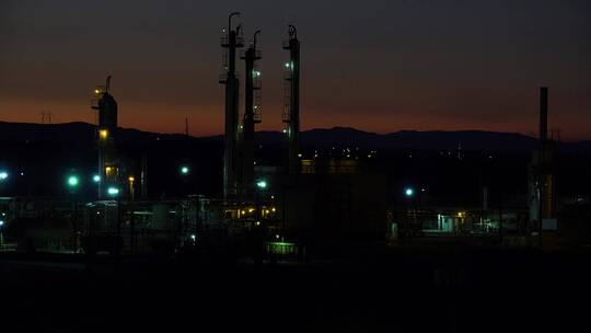 夜晚的炼油工厂