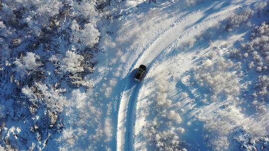 行驶在冰雪森林中的汽车