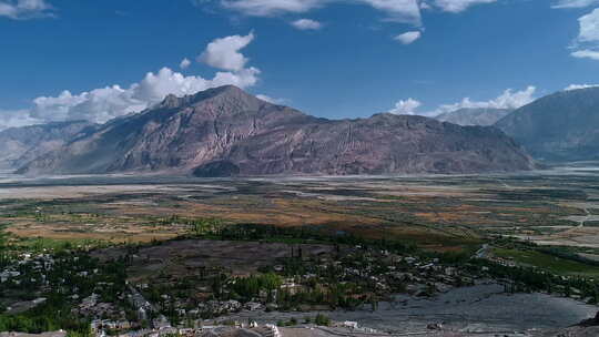 鸟瞰肥沃山谷中美丽的喜马拉雅小村庄定居点。明亮的