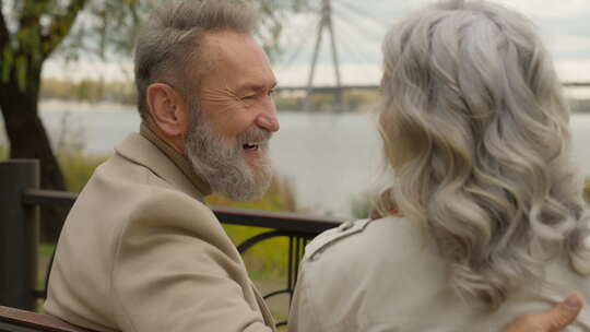 快乐的家庭高级退休高加索60年代男人笑微