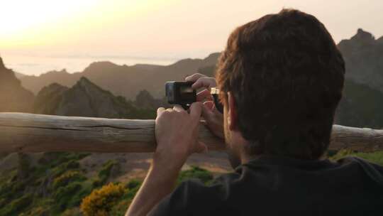 男子用Gopro拍摄远处景色高清在线视频素材下载