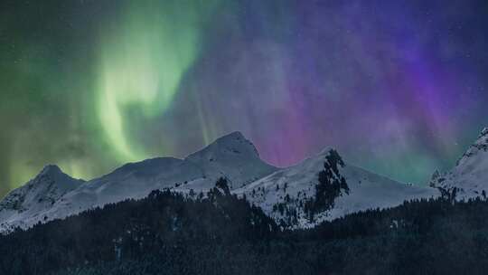 冬季雪山上的北极光