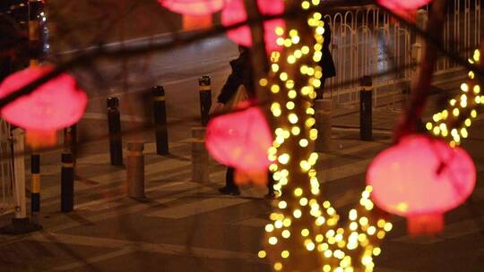 春节期间城市街道挂满了红灯笼